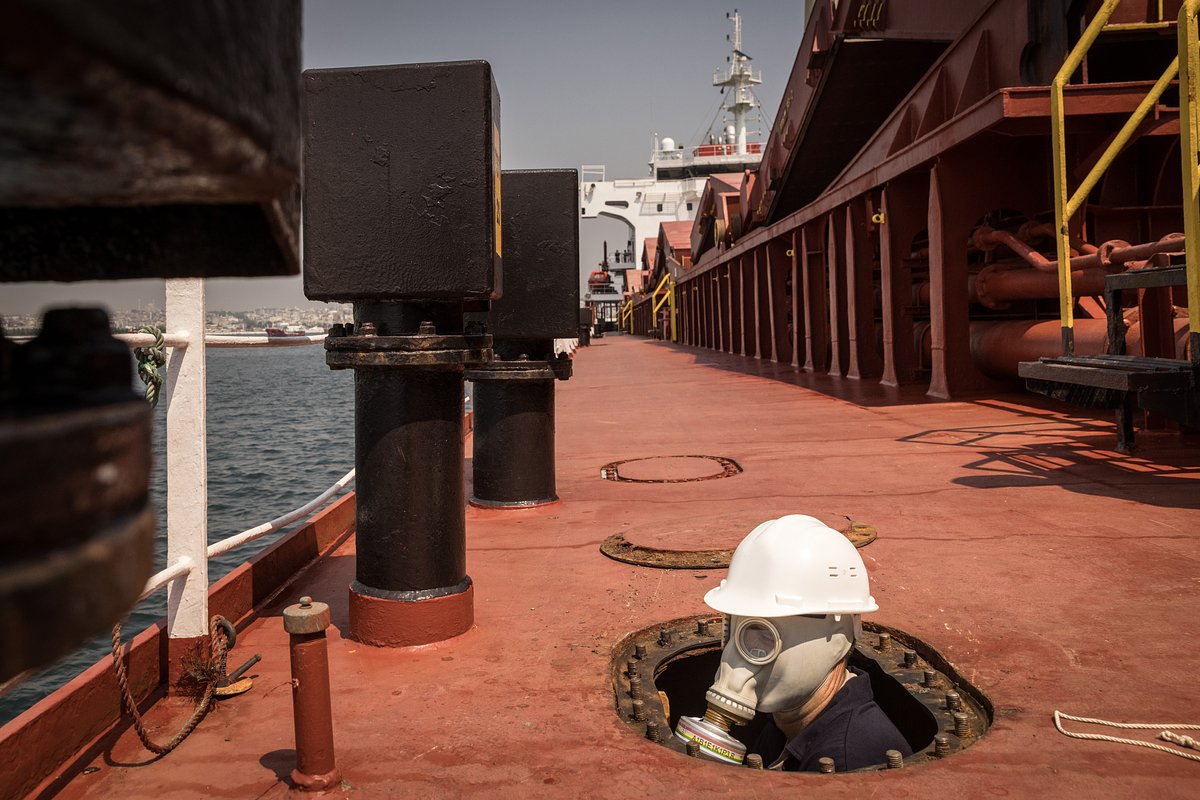 Инспектор из Совместного координационного центра (СЦК) осматривает судно Osprey S, стоящее на якоре в Мраморном море, 18 августа 2022 года в Стамбуле