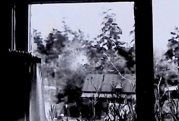 Пулевое отверстие в окне квартиры Нелли Турянской. Фото: из архива Забайкальского краевого суда