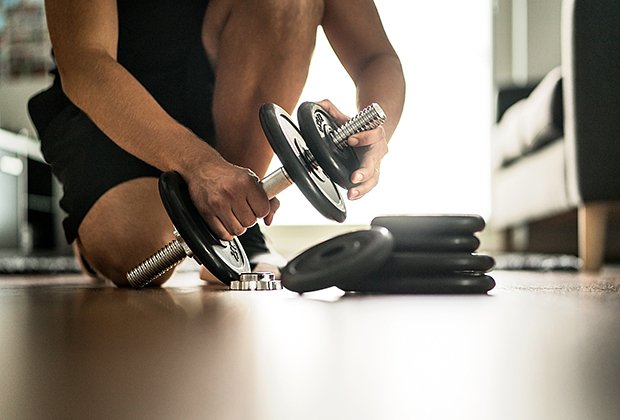 Лучшие упражнения с гантелями в домашних условиях: тренировка на основные группы мышц