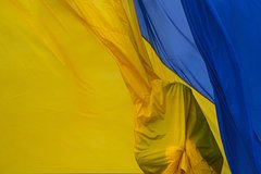 Россияне все чаще сталкиваются с полицией из-за вещей в цветах флага Украины. Можно ли за это наказывать?