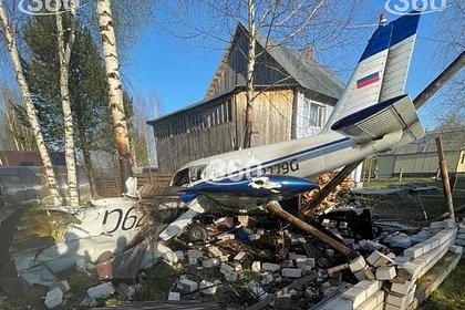 Появилось фото с места падения самолета на домовладение в Республике Коми