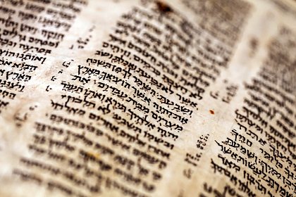 Тысячелетнюю Библию продали за миллионы долларов