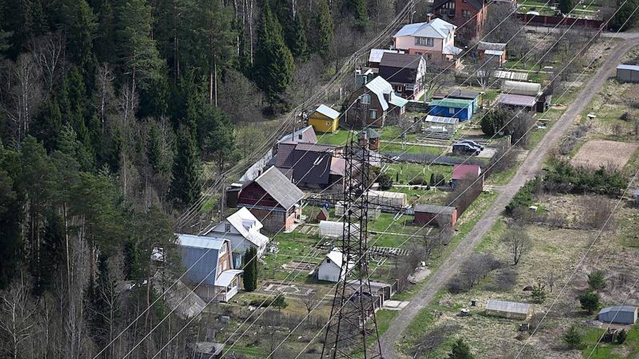 Части россиян разрешили не платить налог при продаже земли с сараями: Дом:  Среда обитания: Lenta.ru