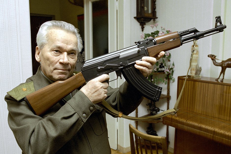 Михаил Калашников с АК-47