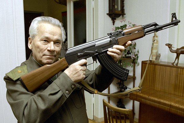 Михаил Калашников с АК-47. Фото: Владимир Вяткин / РИА Новости