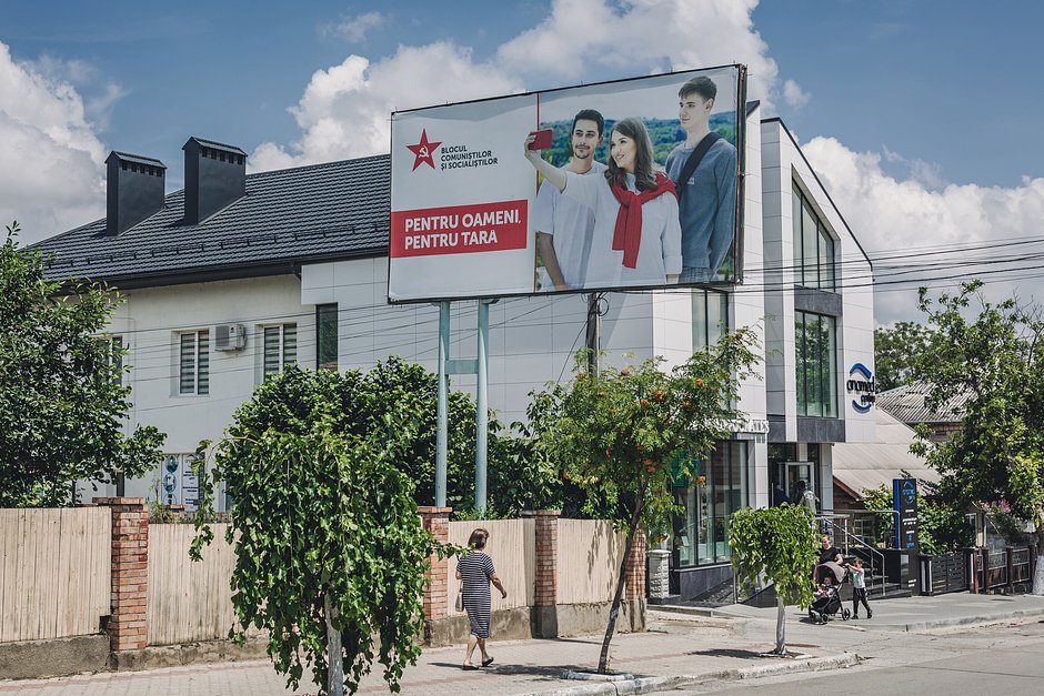 Рекламный щит коалиционного Блока социалистов и коммунистов на улицах Комрата, Гагаузия, 6 июля 2021 года