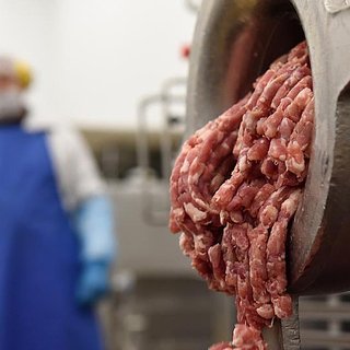 В России захотели выпускать треугольную колбасу под брендом «Тоблерон»