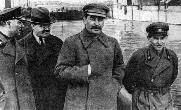 Иосиф Сталин (в центре) и Николай Ежов (справа). Фото: Pictures From History / Universal Images Group / Getty Images