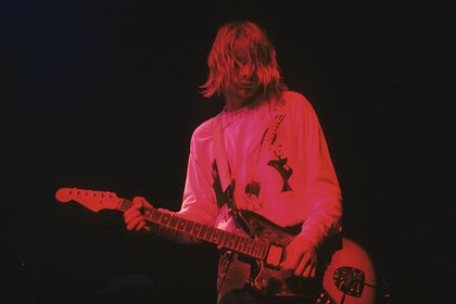 Разбитую гитару Курта Кобейна продали почти за 600 тысяч долларов