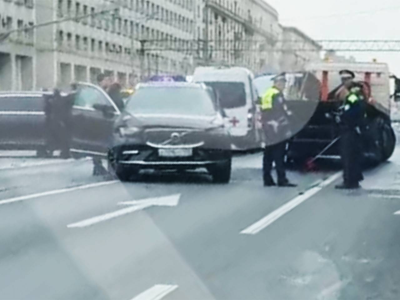 Появилось видео с места ДТП в Москве с возможным участием авто патриарха  РПЦ: Происшествия: Россия: Lenta.ru