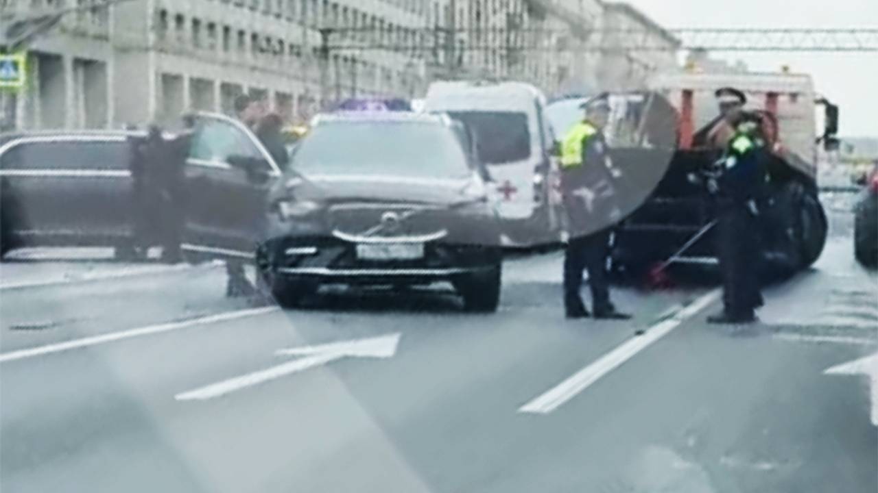 Появилось видео с места ДТП в Москве с возможным участием авто патриарха  РПЦ: Происшествия: Россия: Lenta.ru