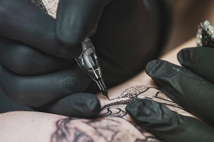 Женщина набила татуировку с именем мужа на лбу в знак любви