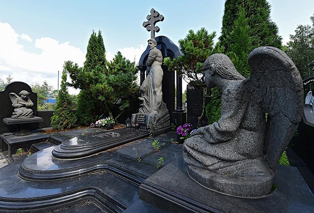 Надгробие на могиле Константина Яковлева (Кости Могилы) на Северном кладбище Санкт-Петербурга