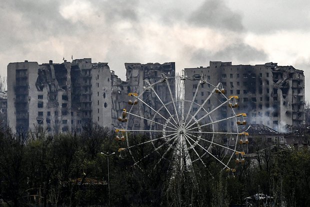 Поврежденные многоэтажные дома в западной части Артемовска, 22 апреля. Фото: Евгений Биятов / РИА Новости