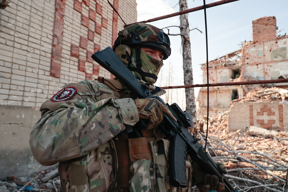 Боец ЧВК «Вагнер» у дома, разрушенного в результате обстрела, Артемовск, 10 апреля