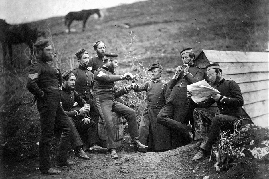 Роджер Фентон — один из первопроходцев британской фотографии и первый в мировой истории официальный военный фотограф. Снимки с Крымской войны Роджера Фентона считаются одними из первых примеров военной фотожурналистики.