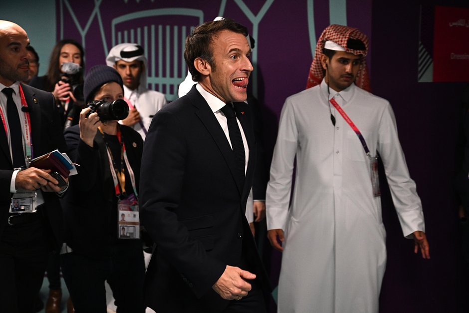 Президент Эммануэль Макрон идет в раздевалку после победы сборной Франции над Марокко во время полуфинального матча чемпионата мира по футболу 2022 в Катаре, Аль-Хор, 14 декабря 2022 года