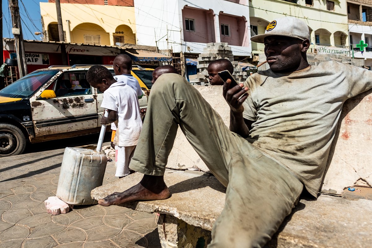 Мужчина в Дакаре, Сенегал, 25 февраля 2020 года