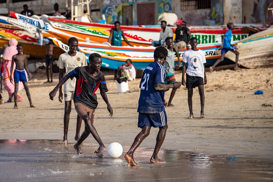 Дети играют в футбол в Дакаре, Сенегал, 29 февраля 2020 года