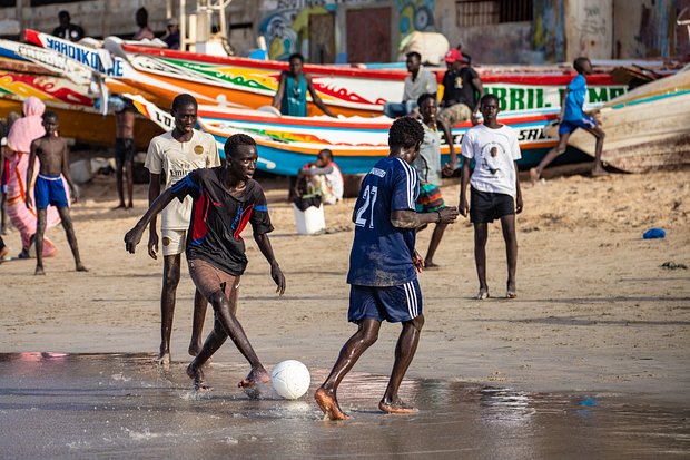 Дети играют в футбол в Дакаре, Сенегал, 29 февраля 2020 года. Фото: Jerome Gilles / NurPhoto / Getty Images