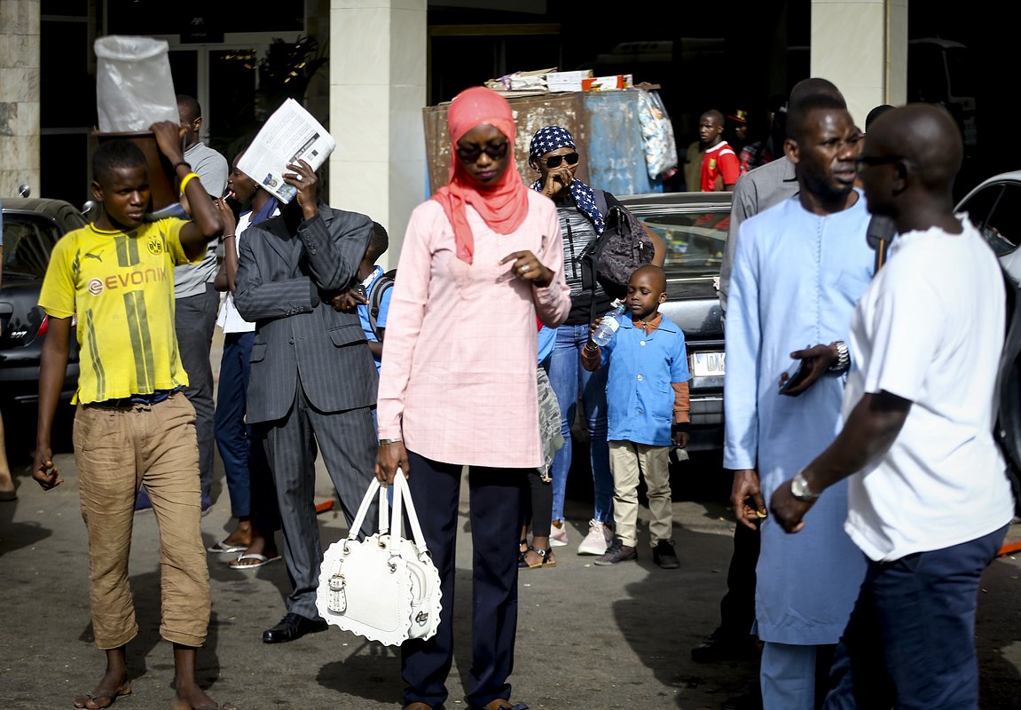 Жители Дакара, Сенегал, 30 января 2020 года