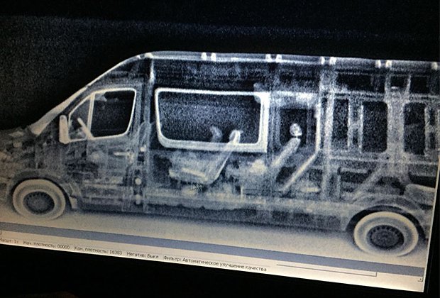 Рентгеновский снимок микроавтобуса с тайником для наркотиков — они спрятаны под крышей