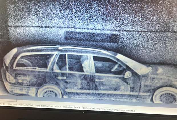 Рентгеновский снимок автомобиля с тайником для наркотиков — они спрятаны в специально оборудованном бензобаке
