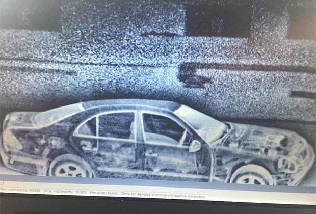 Рентгеновский снимок автомобиля с тайником для наркотиков — они спрятаны в полостях дверей