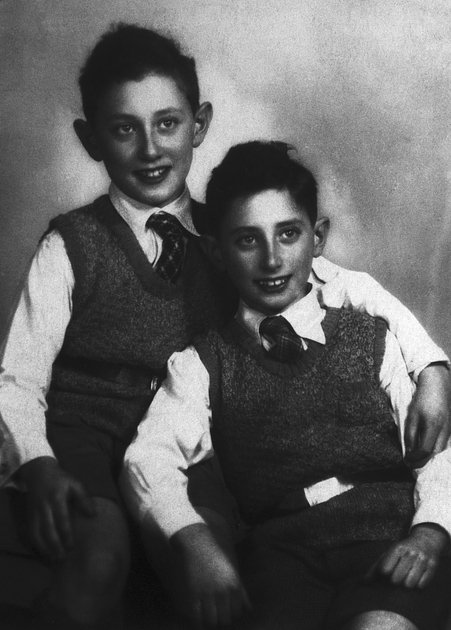 Хайнц Киссинджер (слева) со своим братом Вальтером, 1 января 1933 года