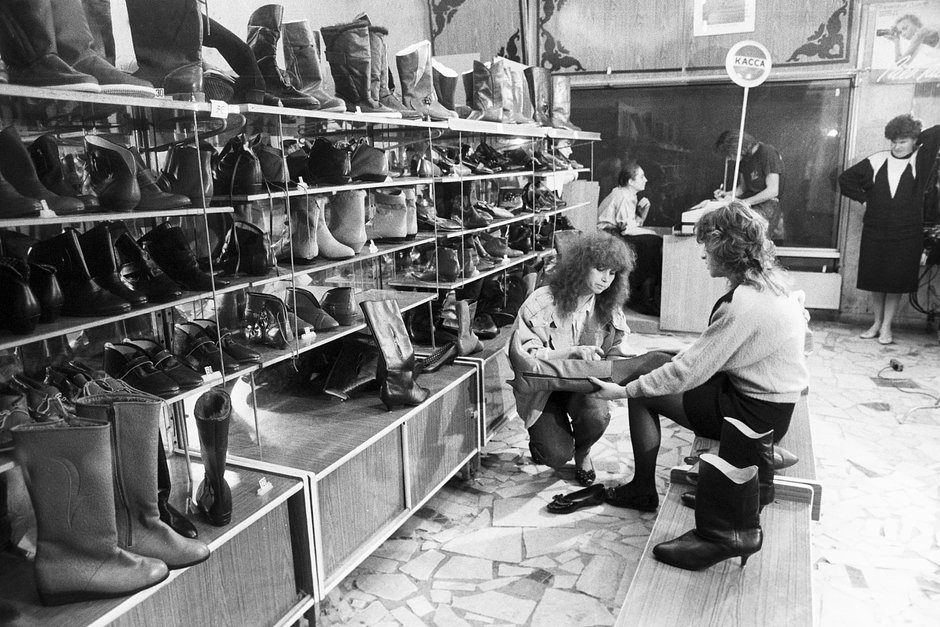 В отделе женской обуви в магазине торгового кооператива «Кредо»
