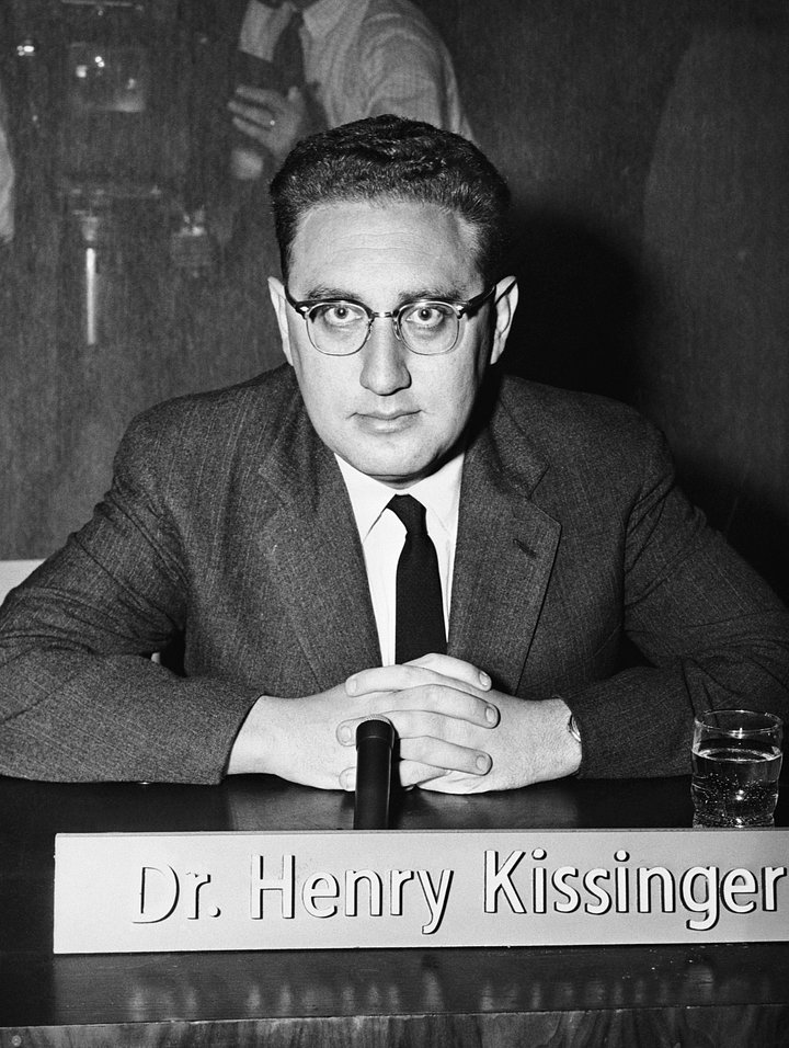 Доктор Генри Киссинджер, профессор Гарвардского университета, автор книги «Ядерное оружие и внешняя политика», ноябрь 1957 года