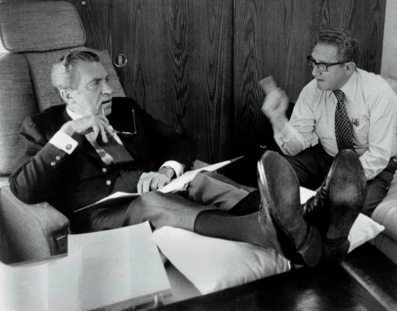 Президент США Ричард Никсон (слева) и государственный секретарь Генри Киссинджер на правительственном борту, 3 июля 1973 года