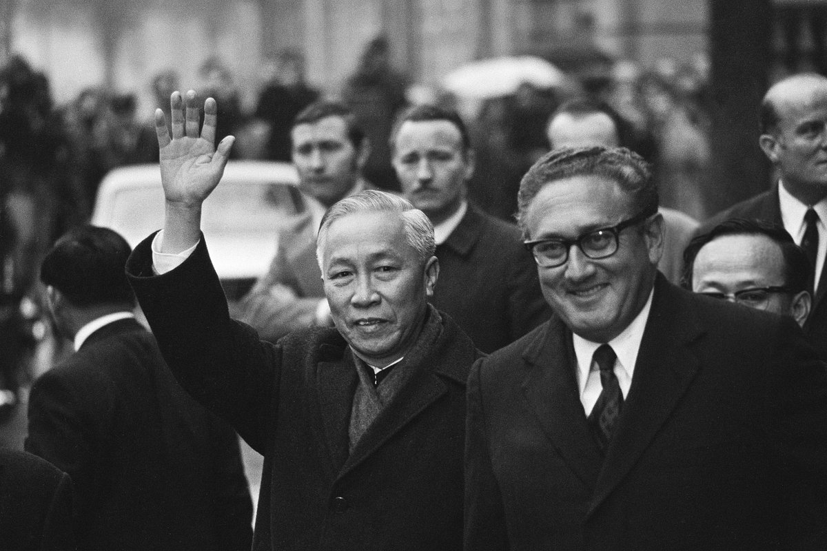 Лидер Северного Вьетнама Ле Дык Тхо (слева) и государственный секретарь США Генри Киссинджер после переговоров в Париже, Франция, январь 1973 года