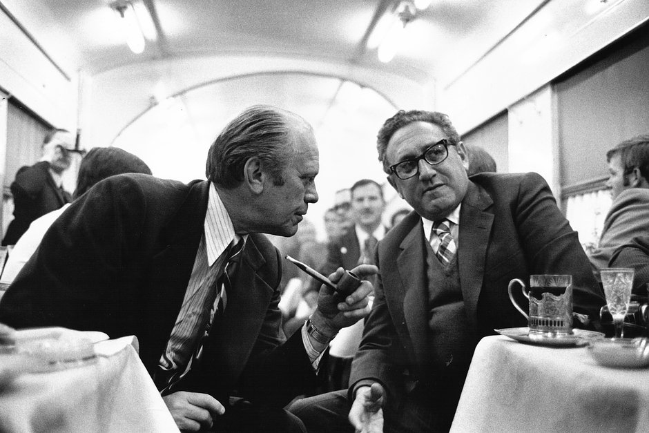 Президент США Джеральд Форд (слева) беседует с государственным секретарем Генри Киссинджером в вагоне-ресторане по пути из аэропорта, Владивосток, СССР, 23 ноября 1974 года