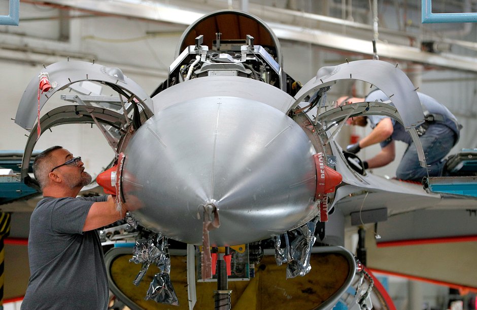 Ремонт F-16 на базе ВВС США