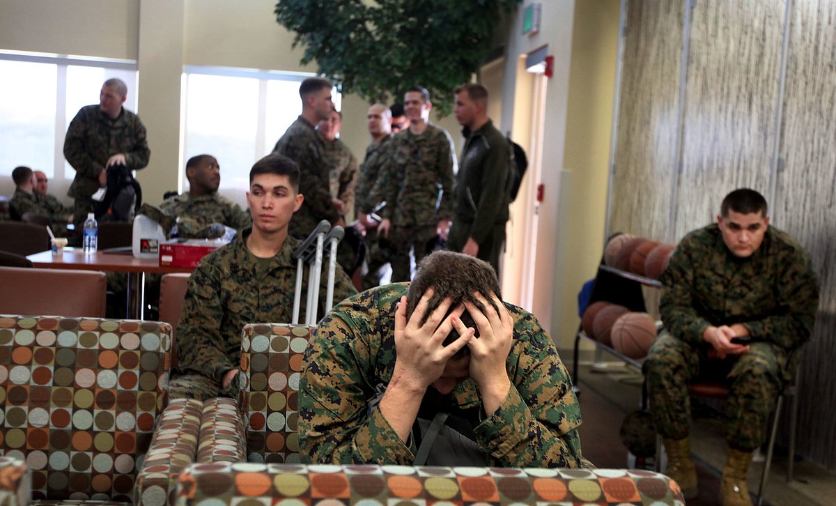 Морские пехотинцы в зоне отдыха в казармах раненых воинов на базе Кэмп-Пендлтон, 12 января 2011 года, Оушенсайд, Калифорния. Казармы являются восстановительно-реабилитационным центром для морских пехотинцев, получивших ранения во время боевых действий в Ираке и Афганистане