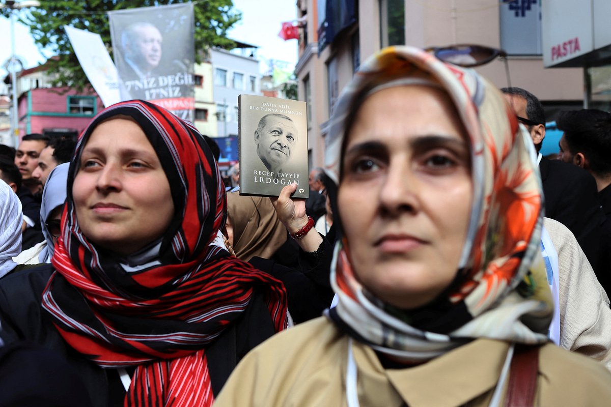 Сторонники президента Турции Реджепа Эрдогана принимают участие в митинге перед президентскими и парламентскими выборами 14 мая в Стамбуле, Турция, 13 мая 2023 года