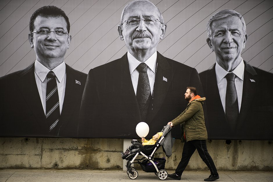 Агитационный щит с изображением кандидата в президенты от «Национального альянса» Кемаля Кылычдароглу (по центру), мэра Стамбула Экрема Имамоглу (слева) и мэра Анкары Мансура Яваса в Стамбуле, 6 мая 2023 года