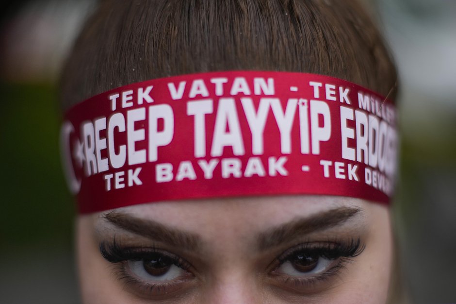 Сторонница президента Реджепа Эрдогана у штаб-квартиры партии ПСР в Стамбуле, Турция, 14 мая 2023 года