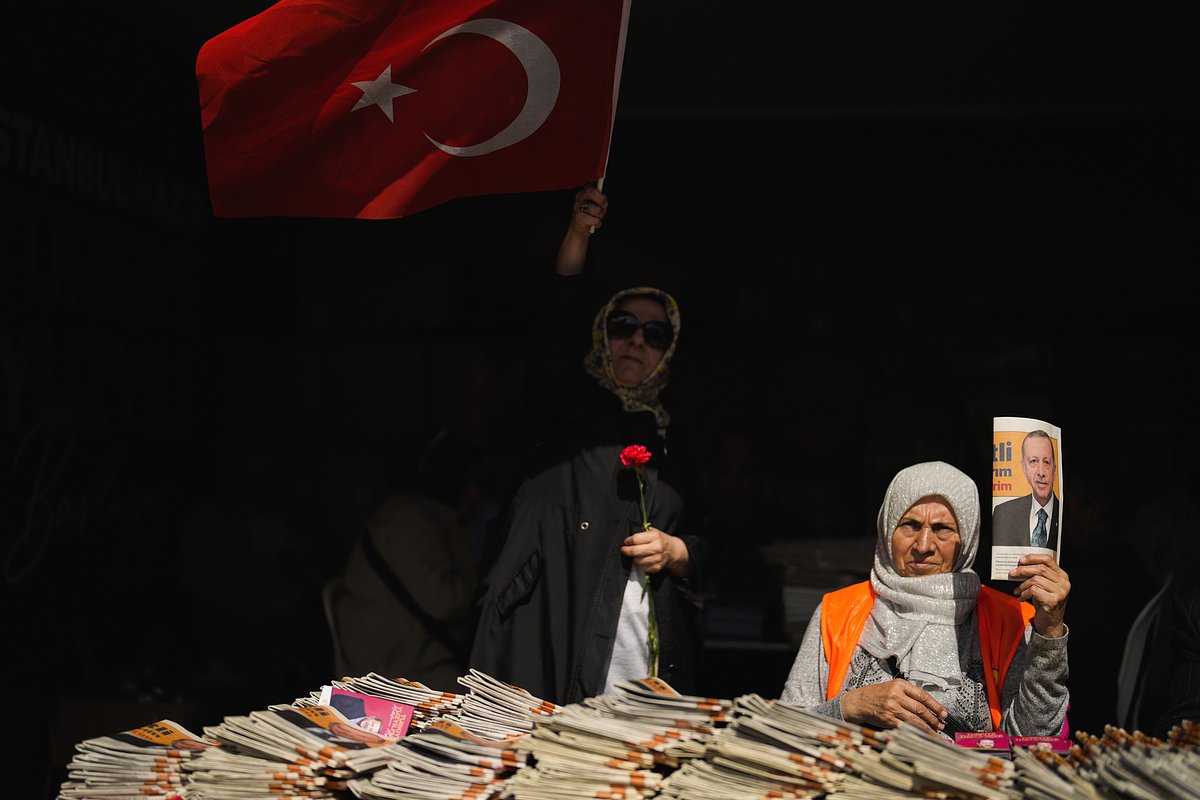 Сторонники президента Турции Реджепа Эрдогана раздают агитационные материалы в Стамбуле, Турция, 23 мая 2023 года