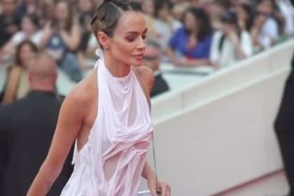 Дизайнер из России пришла на Каннский фестиваль в оголяющем тело «мокром» платье