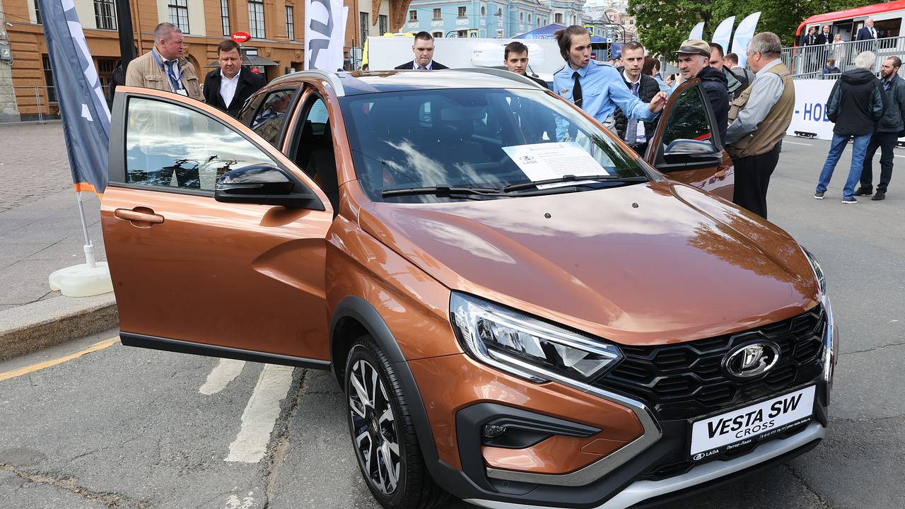 Новую Lada Vesta оснастят автоматической коробкой передач: Бизнес:  Экономика: Lenta.ru