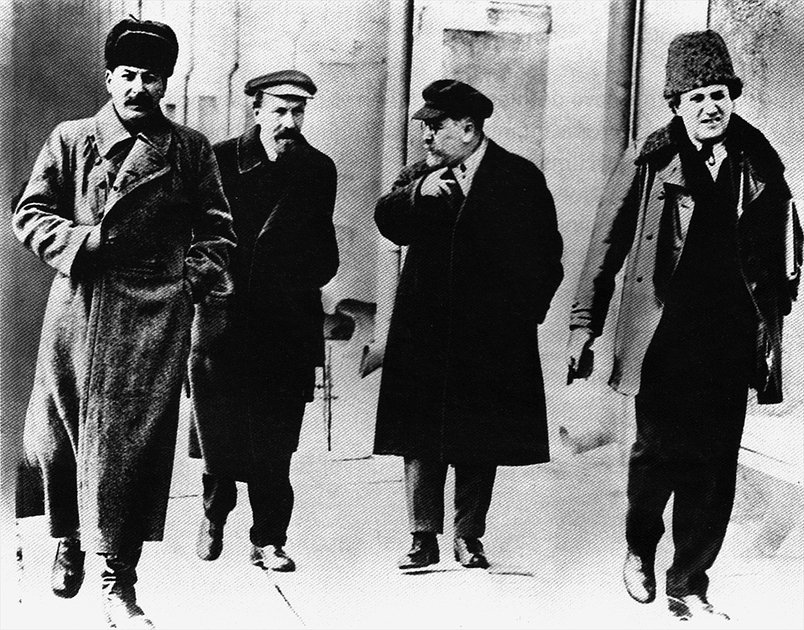 Члены советского правительства идут из Кремля на Красную площадь. Слева направо: Иосиф Сталин, Алексей Рыков, Лев Каменев, Григорий Зиновьев. 7 ноября 1925 года