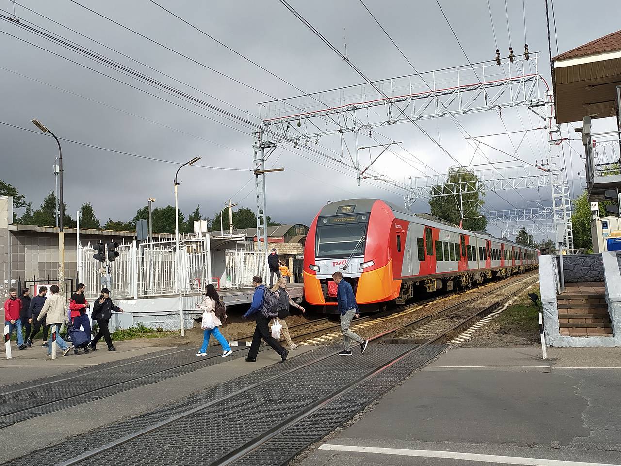 В Петербурге неизвестные устроили поджог на железной дороге: Криминал:  Силовые структуры: Lenta.ru