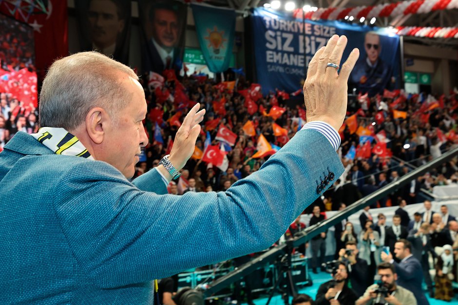 Президент Турции Реджеп Тайип Эрдоган приветствует собравшихся на митинге в районе Мамак в Анкаре, Турция, 24 мая 2023 года