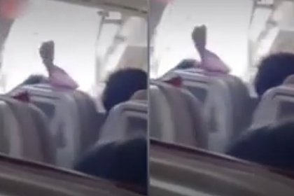 Пассажирский самолет совершил посадку с открытой дверью и попал на видео