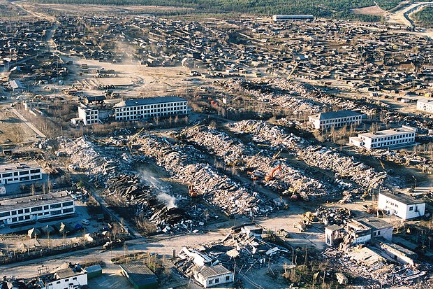 Вид на Нефтегорск после землетрясения. Фото: Asahi Shimbun / Getty Images