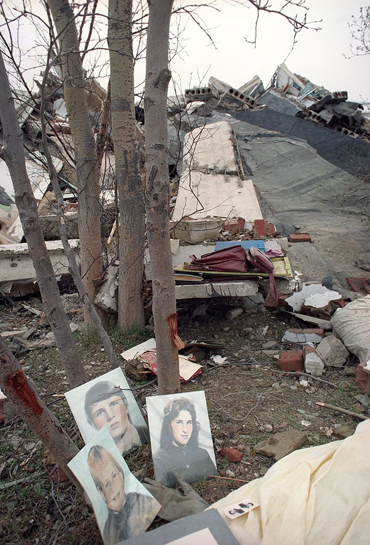 Фотографии людей, погибших во время землетрясения в Нефтегорске