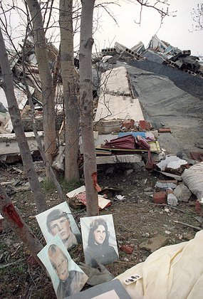 Фотографии людей, погибших во время землетрясения в Нефтегорске. Фото: Геннадий Хамельянин / ТАСС