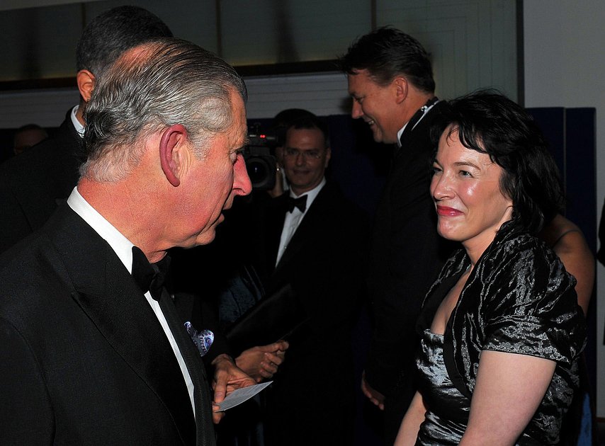 Принц Чарльз говорит с Элис Сиболд на премьере фильма «Милые кости» в Великобритании